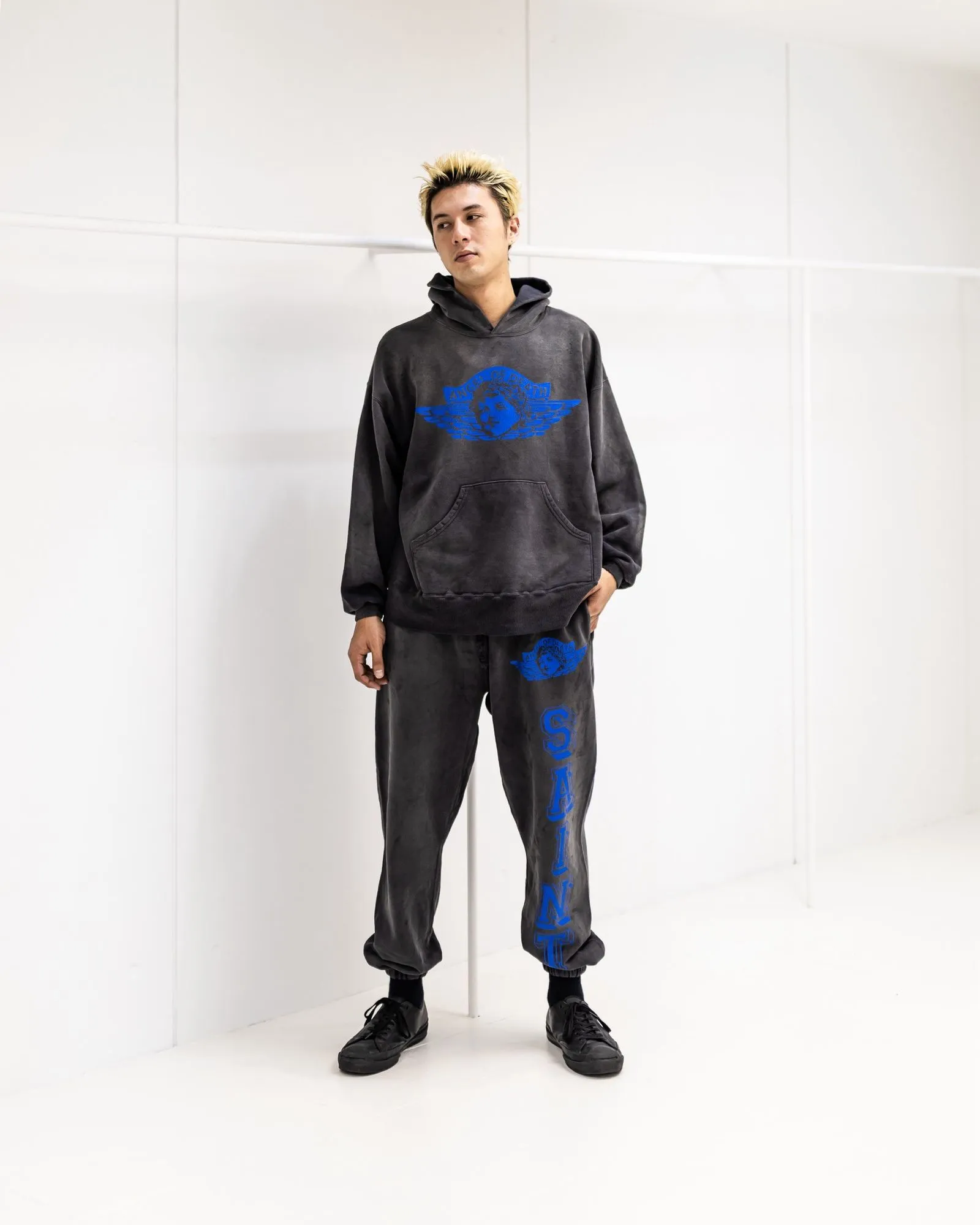 SAINT Mxxxxxx HOODIE/ANGEL/BLK 25 years new angel rebirth washed hoodie, washed black S-XL 25 years new version, revised many times, the version is more pure! Heavy washing water spray fading process, stronger distressing effect, handmade wormhole destruction treatment, genuine level distressed crack printing